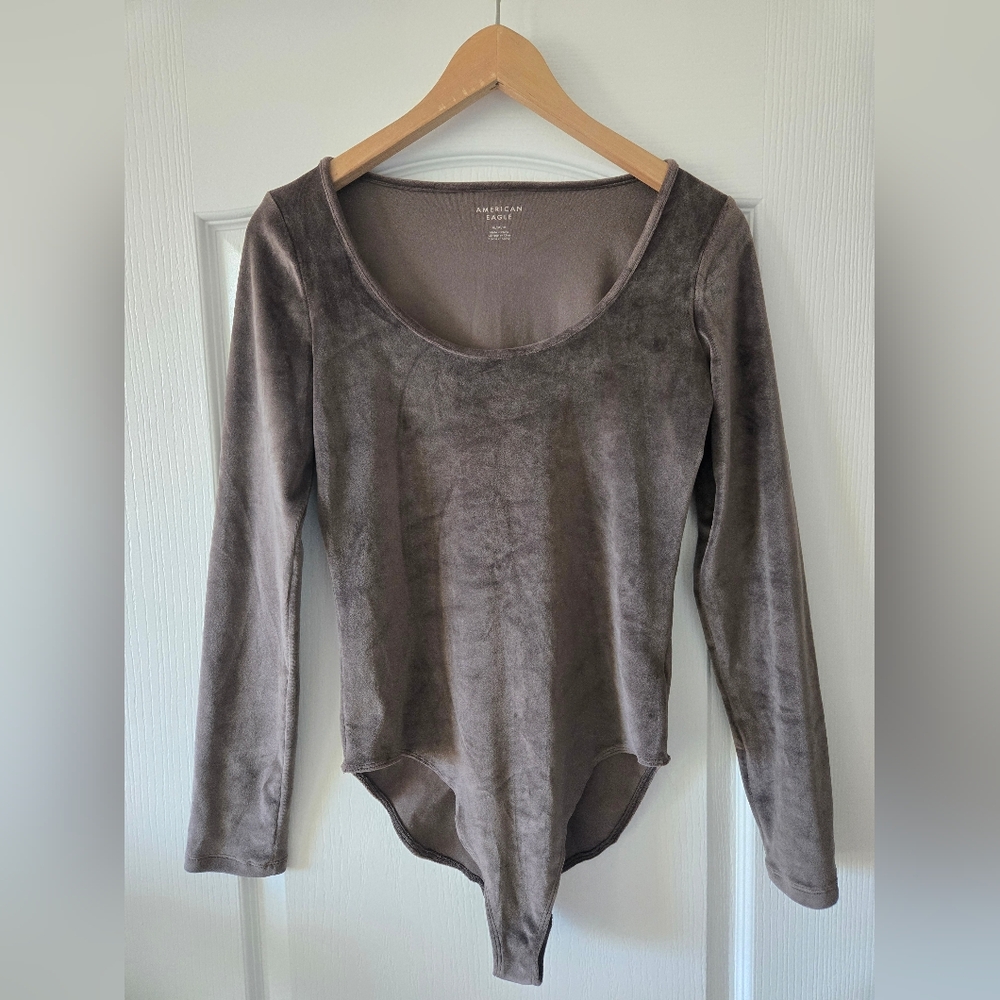 American Eagle long-sleeve scoop-neck velvet bodysuit - Brown/taupe color